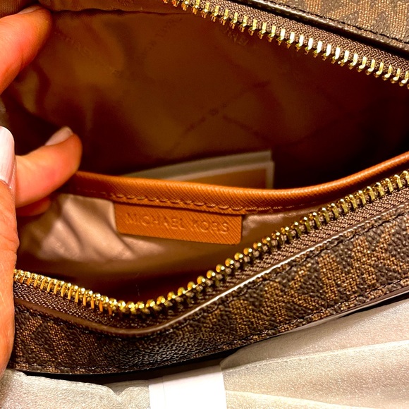 SALE Micheal Kors NWT & Gift Box Jet Set Shoulder/Crossbody& Bowed Magnetic Box - Picture 10 of 12